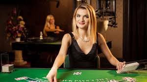 Màn hình điện thoại hiển thị giao diện đặt cược slot online junn88 tiếng Việt